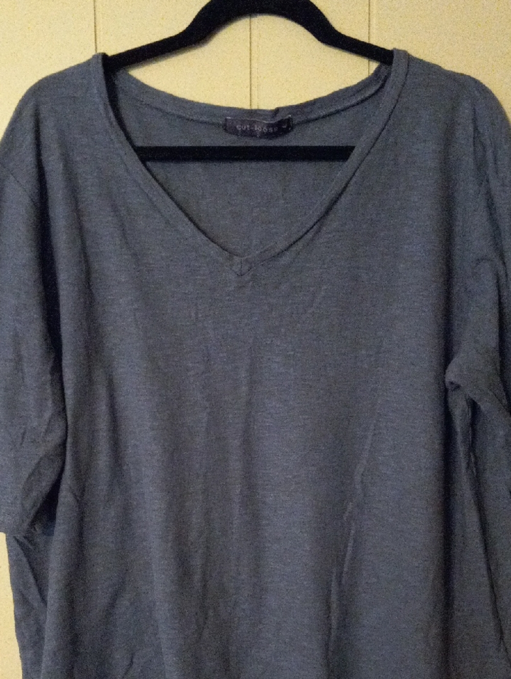 cut•loose V-neck T-shirt